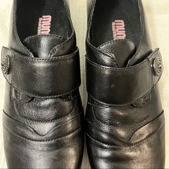 Munro woman's black leather slip-on shoes, women’s 8.5 SS - Picture 8 of 9